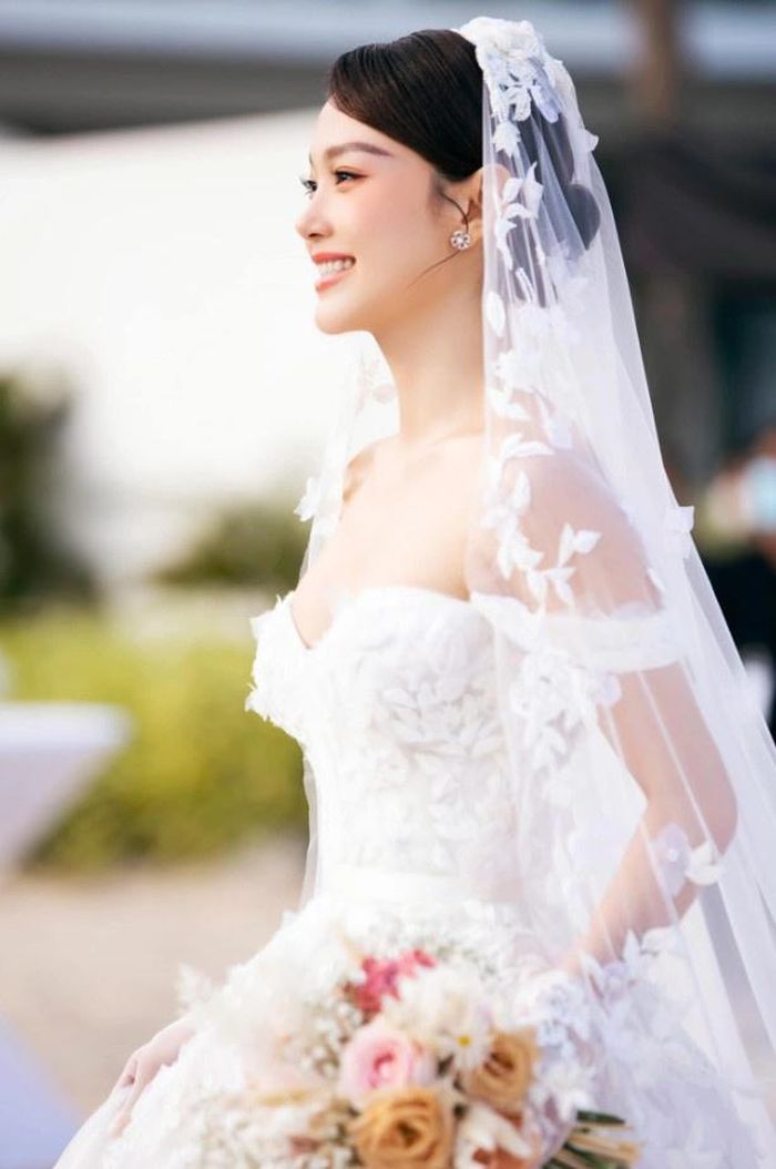 Minh Hằng diện váy trắng thướt tha, duyên dáng.