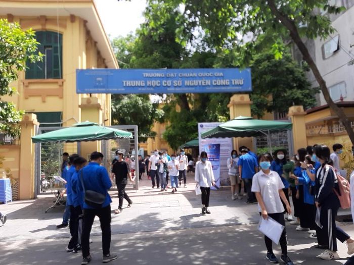 Các thí sinh tham dự môn thi Ngoại ngữ tại điểm thi trường THCS Nguyễn Công Trứ (quận Ba Đình), chiều 18/6. 