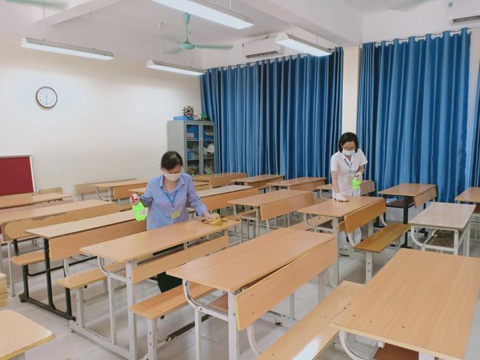  Trường THCS Ba Đình thực hiện lau khử khuẩn ngay buổi trưa 18/6.