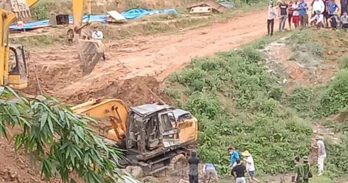 Không may lật nhào xuống ruộng, lái xe máy xúc đã thiệt mạng -Ảnh: TL