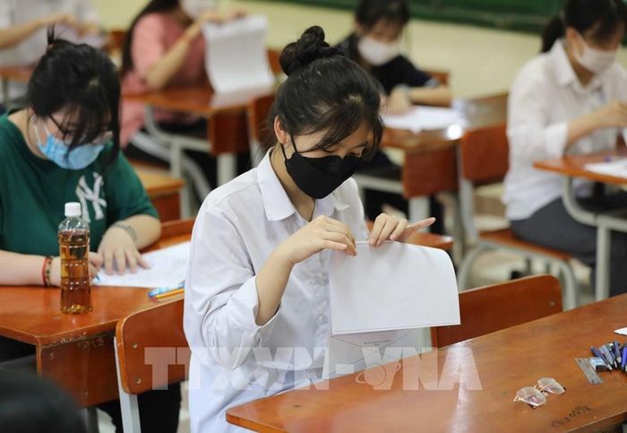 Thí sinh trước giờ làm bài thi môn Ngữ Văn tại điểm thi Trường THPT Chu Văn An, quận Tây Hồ. Ảnh: Thanh Tùng - TTXVN