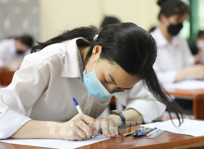 Thí sinh trước giờ làm bài thi môn Ngữ Văn tại điểm thi Trường THPT Chu Văn An, quận Tây Hồ. Ảnh: Thanh Tùng - TTXVN