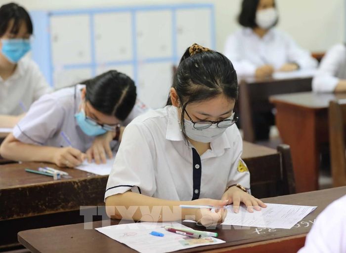 Thí sinh trước giờ làm bài thi môn Ngữ Văn tại điểm thi Trường THPT Chu Văn An, quận Tây Hồ. Ảnh: Thanh Tùng - TTXVN