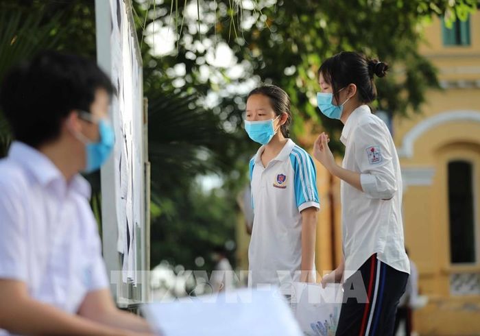 Thí sinh tới điểm thi Trường THPT Chu Văn An, quận Tây Hồ. Ảnh: Thanh Tùng - TTXVN