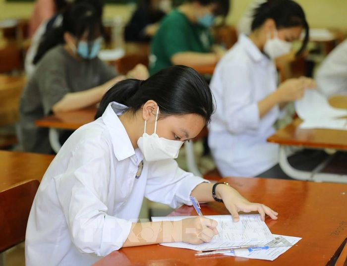 Thí sinh trước giờ làm bài thi môn Ngữ Văn tại điểm thi Trường THPT Chu Văn An, quận Tây Hồ. Ảnh: Thanh Tùng - TTXVN
