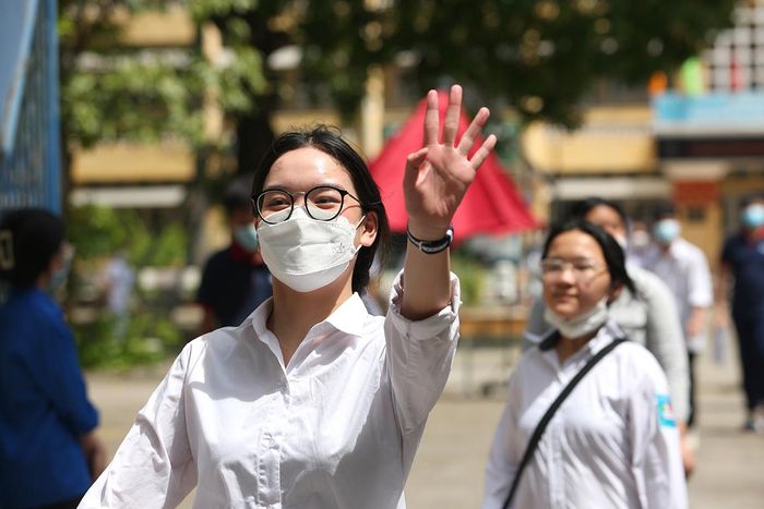 Không kìm nét được niềm vui khi ra khỏi phòng thi.