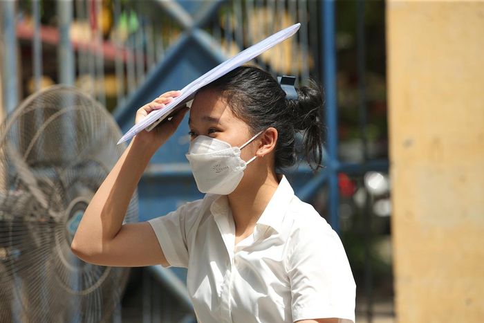 Dù trời khá nắng nóng nhưng trên khuôn mặt các em vẫn ánh lên nét rạng rỡ, tự tin.