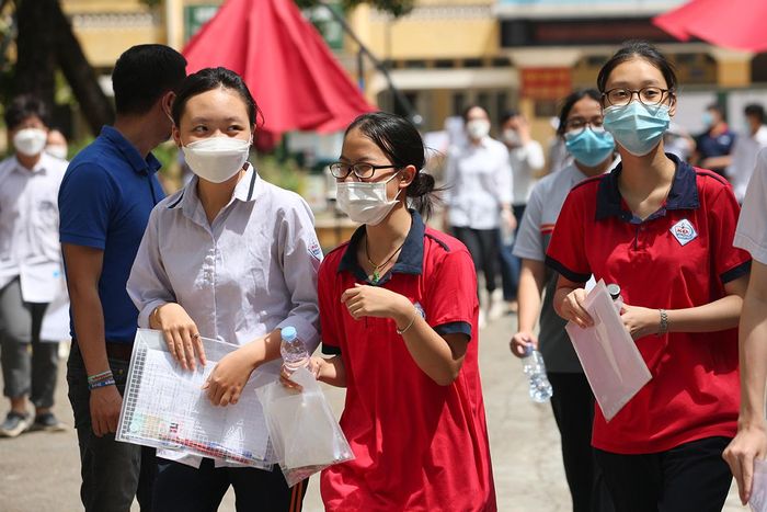 Phần I của đề thi nói về bài thơ "Mùa xuân nho nhỏ" của nhà thơ Thanh Hải, đây cũng là lời bài hát rất quen thuộc, thường được nghe rất nhiều mỗi độ xuân về.