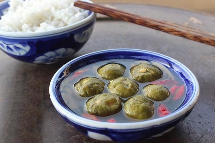 Ăn cơm với quả sấu dầm mắm cũng rất ngon. Ảnh minh họa.