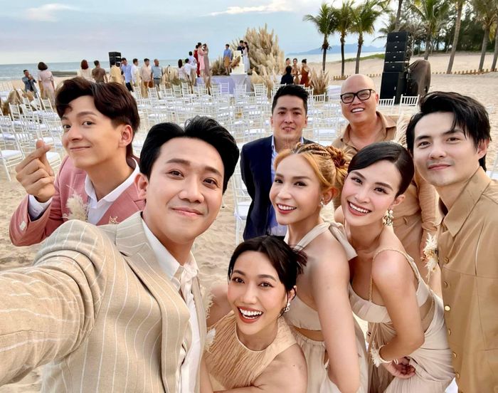 Trấn Thành và nhiều nghệ sĩ chúc phúc cho Minh Hằng. Ảnh: @dieunhi.