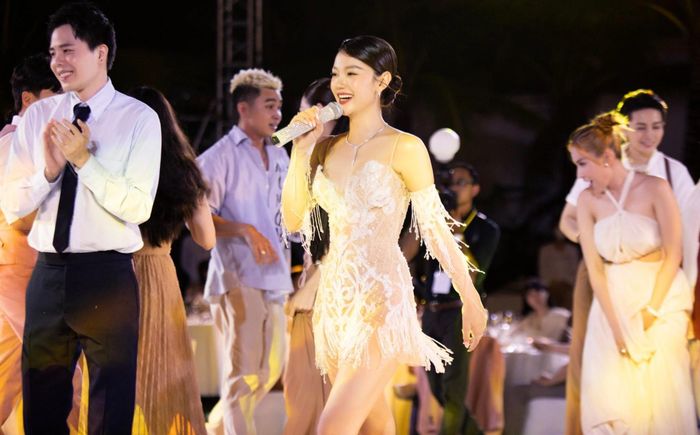  Minh Hằng thay váy để giao lưu với khách mời. Ảnh: Kiengcan. 