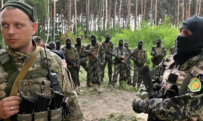  Buổi huấn luyện diễn ra dưới sự giám sát chặt chẽ của các sĩ quan quân đội Ukraine. Trung sĩ Ticha cho biết hoạt động huấn luyện sẽ giúp người dân địa phương chuẩn bị sẵn sàng nếu Bucha một lần nữa bị tấn công. Ảnh: AFP. 