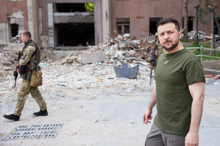  Trong ngày 18/6, nhà chức trách Ukraine cho biết Tổng thống Volodymyr Zelensky đã tới thăm tiền tuyến ở miền Nam để động viên binh sĩ. Ông Zelensky thị sát tình trạng thiệt hại mà Mykolaiv và Odessa phải hứng chịu sau khi Nga dùng pháo và tên lửa tấn công ồ ạt vào hai thành phố quan trọng này. Ảnh: Reuters. 