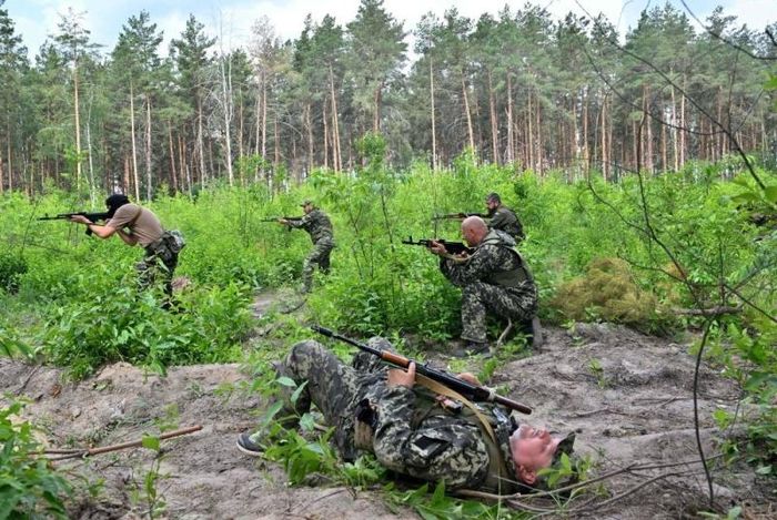  Bucha, thị trấn nằm ở tây bắc thủ đô Kyiv, là nơi tổ chức cuộc tập huấn. Bucha bị lính Nga kiểm soát chỉ 3 ngày sau khi chiến dịch quân sự của Moscow bắt đầu. Nhiều binh sĩ gia nhập quân đội Ukraine sau ngày 24/2 đã được huấn luyện tại các địa điểm từng bị Nga chiếm đóng như Bucha. Ảnh: AFP. 