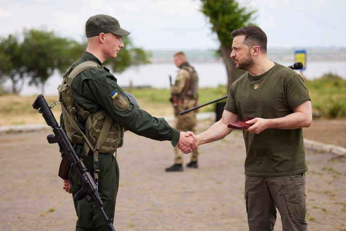  Trong chiếc áo phông quen thuộc, Tổng thống Volodymyr Zelensky trao huy chương và chụp ảnh selfie với các quân nhân ngay tại mặt trận cũng như tại nơi giống như hầm trú ẩn dưới lòng đất. "Tôi muốn gửi lời cảm ơn của người dân Ukraine tới các bạn, vì những công việc vĩ đại các bạn đang làm, vì sự phục vụ anh hùng của các bạn dành cho đất nước", Tổng thống Zelensky nói với các binh sĩ đang bảo vệ Odessa. Ảnh: Reuters. 