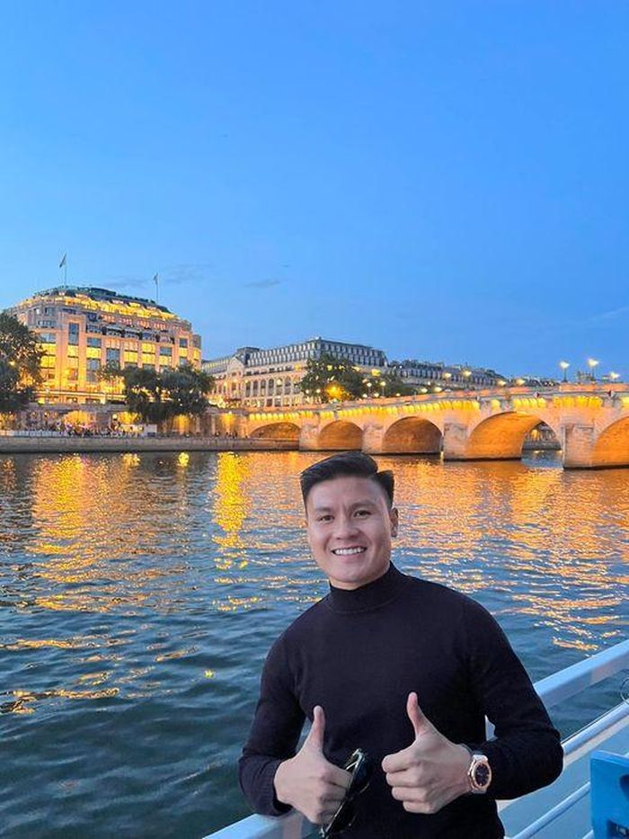 Quang Hải thời điểm sang Pháp đàm phán hợp đồng ít ngày trước đây.Ảnh: Facebook nhân vật