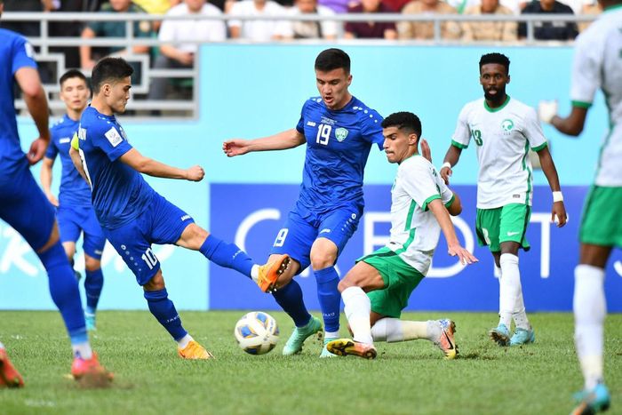 Chủ nhà Uzbekistan (áo xanh) nỗ lực tổ chức tấn công. (Ảnh: AFC)