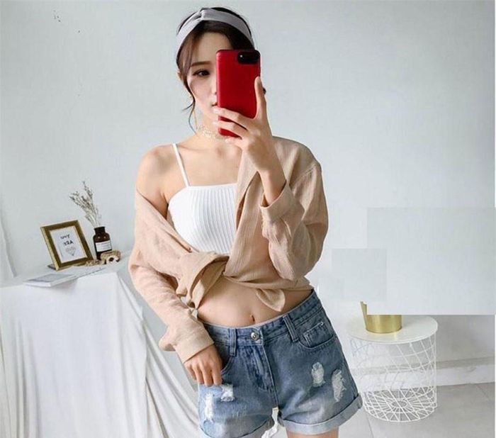 Cách mix cùng áo hai dây sẽ giúp các nàng trở nên quyến rũ và nhẹ nhàng hơn rất nhiều. Đặc biệt, set đồ này thường được các bạn trẻ diện đi biển trong một vài năm trở lại đây. Chắc chắn khi diện set đồ này bạn sẽ khiến nhiều người phải “si mê” đấy!