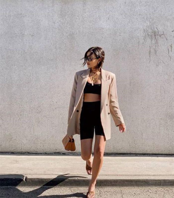Những cô nàng cá tính thích sự đối lập của một chiếc áo blazer quá khổ thanh lịch với quần short khỏe khoắn, phóng khoáng.Cho dù đó là quần short xe đạp hoặc quần cotton hoặc quần short dáng dài, bộ đôi này luôn trông hiện đại và thời trang.
