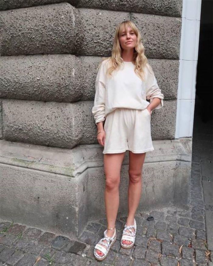 Xu hướng sandal "xấu xí" đã có mặt ở khắp mọi nơi, điển hình là ở trên Instagram. Vì vậy, còn chần chờ gì nữa, các cô gái hãy kết hợp những đôi chunky với tất cả các loại quần short từ phong cách thể thao cho đến phong cách thanh lịch, tùy thuộc vào sở thích của riêng bạn.