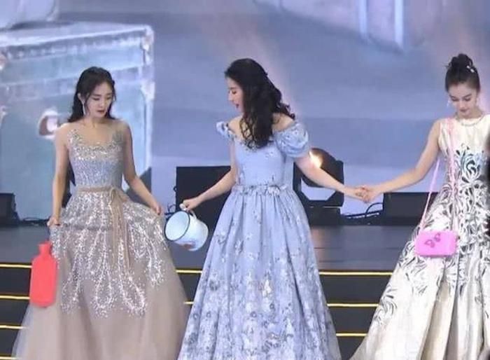 Vì phải cầm đồ nên Lưu Diệc Phi không thể nắm tay Dương Mịch được. 
