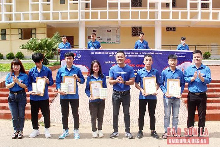 Ban tổ chức trao giải cho các ĐVTN có thành tích chạy bộ xuất sắc.