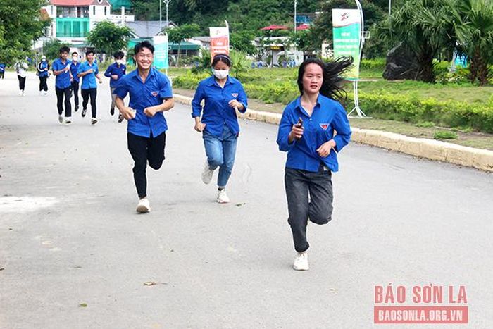 ĐVTN chạy bộ vòng quanh khu vực Trường đại học Tây Bắc.