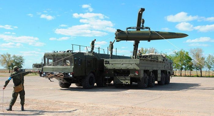 Có lẽ Iskander-M đã đạt được thành công trên chiến trường Ukraine là nhờ thủ thuật kỹ thuật này. Đây là loại vũ khí có độ chính xác cao, tổ hợp này dễ dàng tấn công mọi đối tượng thuộc cơ sở hạ tầng quân sự Ukraine từ cự ly rất xa.