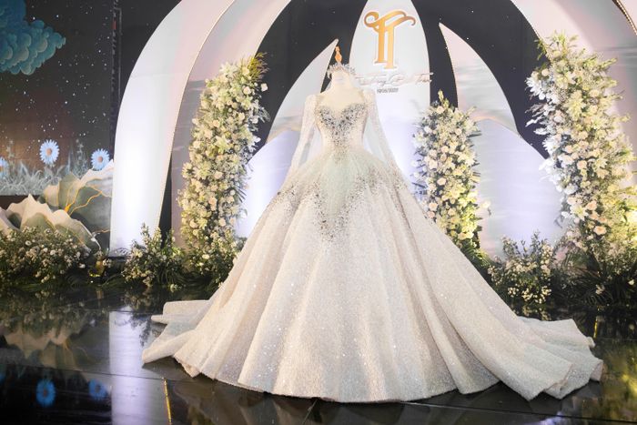  Chiếc váy mang phom dáng ball-gown với vẻ ngoài lộng lẫy. Thiết kế được làm từ chất liệu lưới dập nhũ đá bạc, kết sequin cùng metallic tulle. 4.000 viên đá Swarovski được đính tỏa trên tổng thế váy để phù hợp với ý tưởng ban đầu. Nhà thiết kế còn dùng 200 viên pha lê cao cấp size 10 mm để nhấn nhá thân trên và tạo hình vì sao sáng nơi tùng váy. 