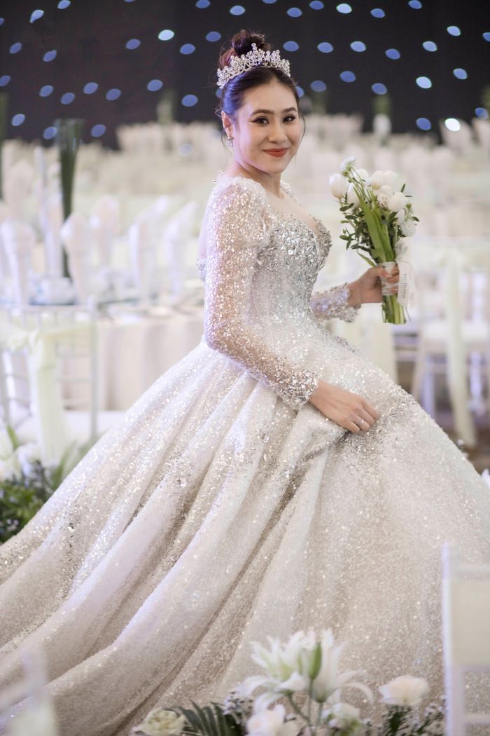  “Starry Night Dress" được lấy ý tưởng từ dải ngân hà, với ý nghĩa dù có bao nhiêu tối tăm trong cuộc sống, vẫn sẽ luôn có những vì sao sáng dẫn lối cho người biết cố gắng. Giống Hồ Bích Trâm vượt qua bao khó khăn trong cuộc sống lẫn tình yêu và cô đã tìm được hạnh phúc. Đặc biệt là cô chuẩn bị chào đón con đầu lòng - bé Lion”, nhà thiết kế chia sẻ với Zing. 