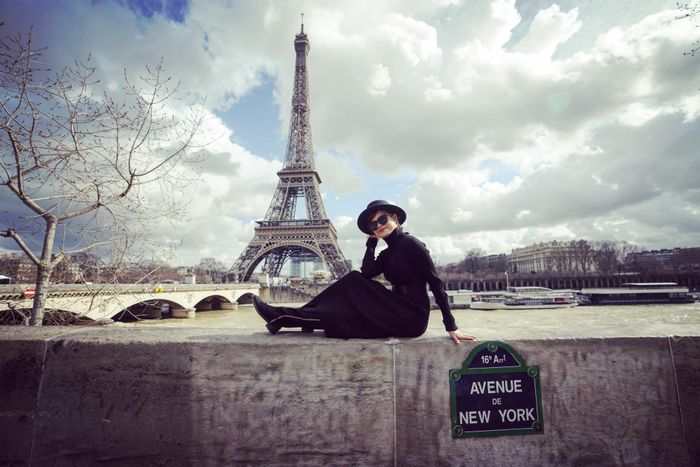  Nữ du khách Ly Vũ check-in tại khu vực tháp Eiffel trong chuyến đi năm 2020. Ảnh: NVCC. 