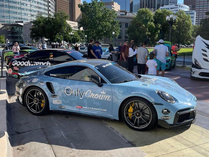  Hình ảnh chiếc Porsche 911 Turbo trước khi gặp nạn được một tài khoản Facebook chia sẻ. 