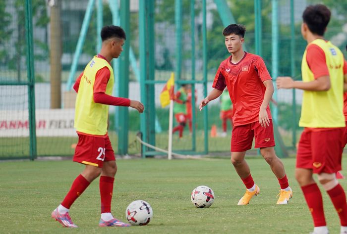  Văn Trường và Văn Khang cùng sinh năm 2003, trưởng thành từ 2 lò đào tạo hàng đầu Việt Nam là Hà Nội và Viettel. 