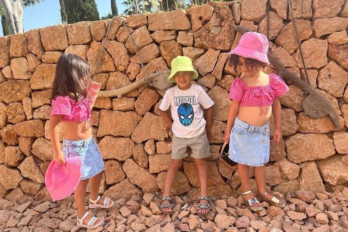Cặp song sinh Eva, Mateo và cô em Alana Martina. Eva và Mateo chào đời ở Anh và không rõ danh tính của mẹ. Trong khi đó, Alana Martina là con gái đầu lòng của Cristiano Ronaldo và Georgina.