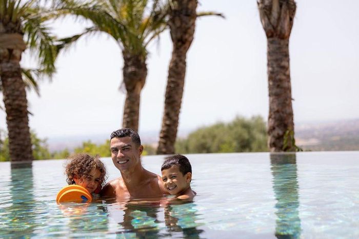 Siêu sao C. Ronaldo tắm biển cùng hai con Alana Martina và Mateo. Tiền đạo sinh năm 1985 tận hưởng kỳ nghỉ Hè muộn bên bạn bè, gia đình sau khi cùng tuyển quốc gia thi đấu ở Nations League hồi đầu tháng.