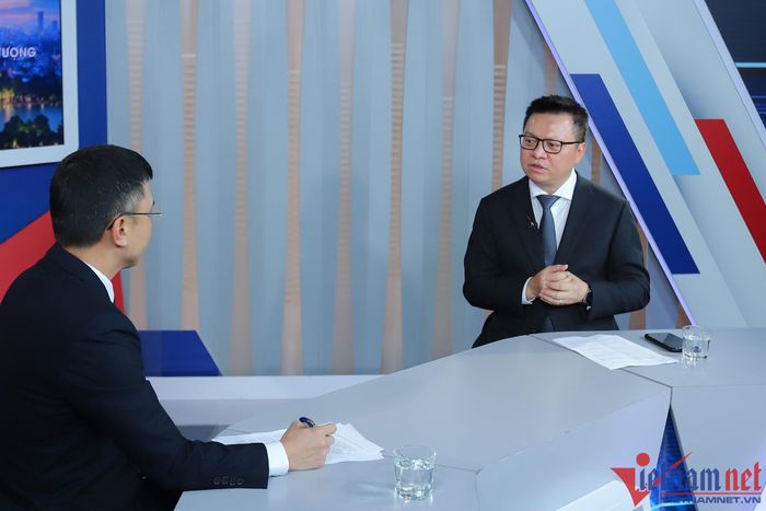 Nhà báo Lê Quốc Minh chia sẻ cùng nhà báo Phạm Anh Tuấn, Tổng biên tập báo VietNamNet trong chương trình Bàn tròn trực tuyến (ảnh: Lê Anh Dũng)