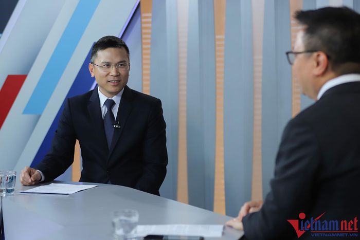 Nhà báo Phạm Anh Tuấn và nhà báo Lê Quốc Minh trong chương trình Bàn tròn trực tuyến (ảnh: Lê Anh Dũng)