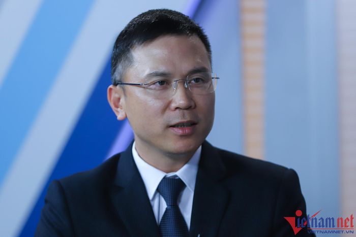 Nhà báo Phạm Anh Tuấn, Tổng biên tập báo VietNamNet đối thoại cùng nhà báo Lê Quốc Minh (ảnh: Lê Anh Dũng)