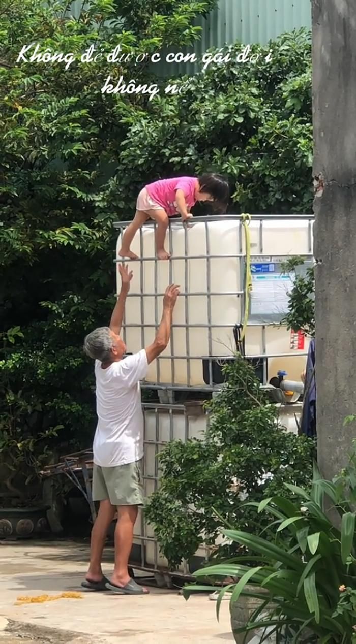 Người ông vô cùng lo lắng khi đỡ cháu bé.