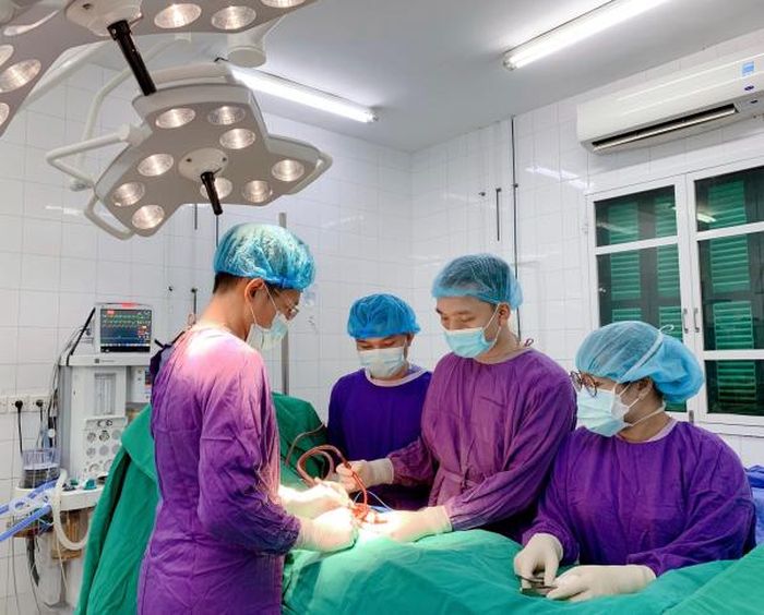 Phẫu thuật tinh hoàn tại Bệnh viện Việt Đức.
