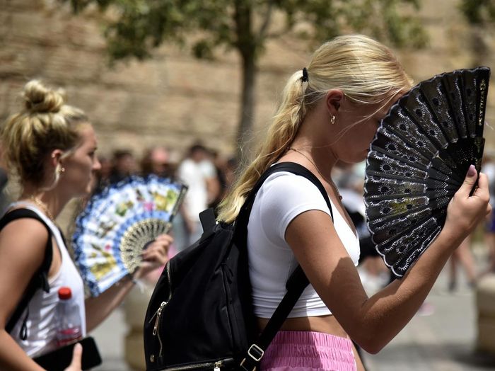  Người dân làm mát khi nhiệt độ lên cao tại Seville, Tây Ban Nha. Ảnh: AFP/TTXVN