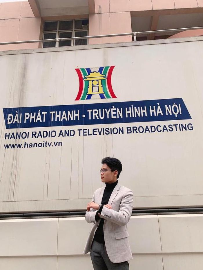 Nhờ phần thể hiện xuất sắc, Hoàng Nam trở thành Phát thanh viên của Đài Phát thanh - Truyền hình Hà Nội chỉ sau ba ngày thử việc.