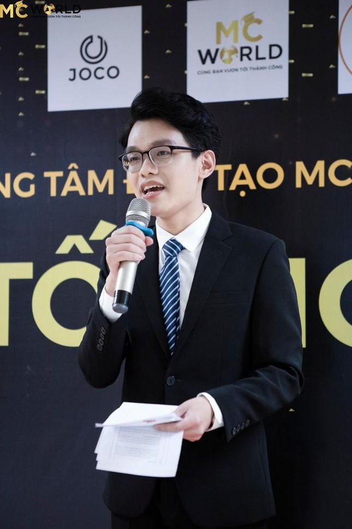 Hoàng Nam trong một bài thi tốt nghiệp tại lớp học đào tạo MC. Để trau dồi thêm các kỹ năng, cậu bạn rất chăm chỉ tham gia các khóa học bổ trợ. 