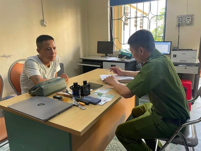 Dũng tại cơ quan công an.