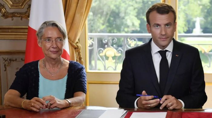 Thủ tướng Pháp Elisabeth Borne (trái) và Tổng thống Pháp Emmanuel Macron. Ảnh: Alarabiya