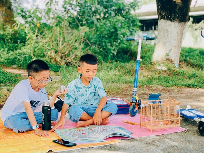 Tất cả đều là mới mẻ. Đều là trải nghiệm đáng giá, và là niềm vui tuyệt vời của các bé chứ bé chưa hiểu thế nào là cơm áo gạo tiền. Bọn trẻ cũng chưa hiểu là bán được bao nhiêu thì sẽ đủ để ăn lẩu, nên sẽ không có chuyện đánh mất tuổi thơ của trẻ vì trải đời quá sớm. Các con thực sự hào hứng và rất vui chứ không phải bị bắt ép bán.