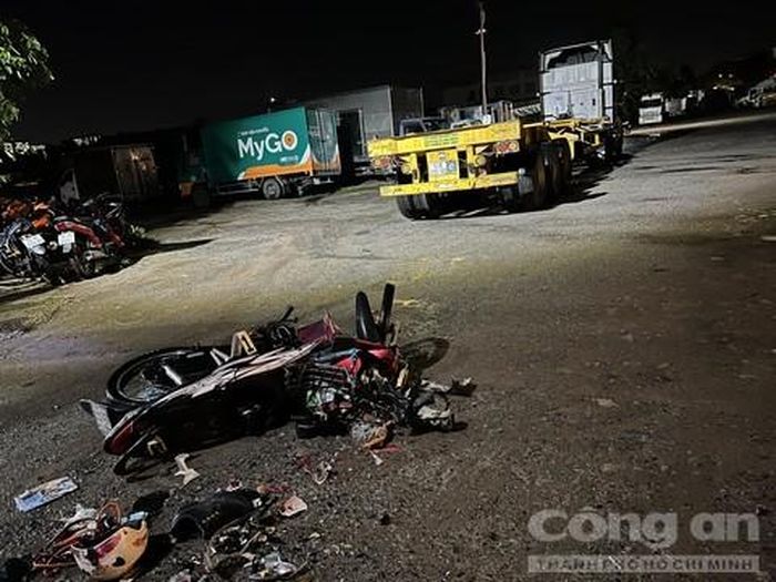 Chiếc xe máy bị cán nát.
