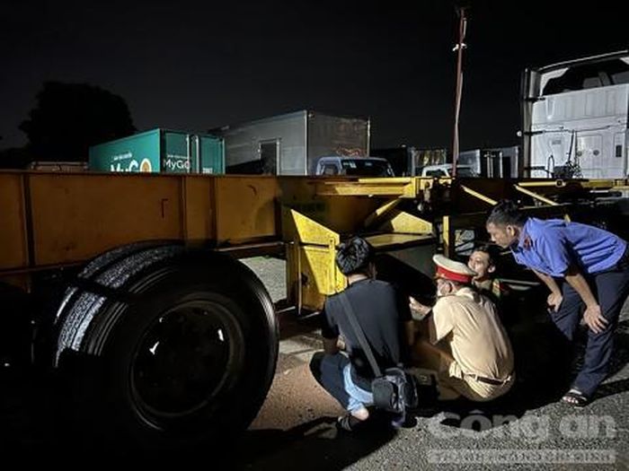 Công an, Viện kiểm sát khám nghiệm hiện trường.