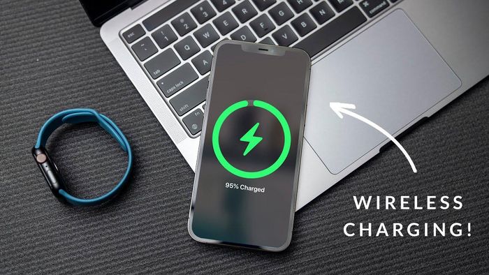  Táo Khuyết cũng có thể tích hợp sạc không dây lên phần chiếu nghỉ tay trên Macbook. Ảnh: Matthew Moniz. 