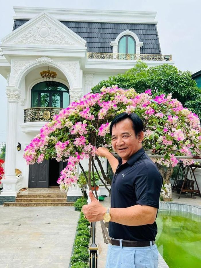 Căn biệt thự 2 tầng mang phong cách cổ điển châu Âu, xây trên mảnh đất rộng gần 1.000m2. Ảnh: FBNV